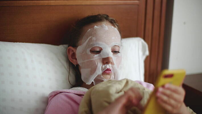 백인 라이프스타일 여학생 여자 딸 얼굴 컨셉 신체 놀이 모바일 휴식 주택 건강 가면 한명 스마트폰 핸드폰 수건 스파 침묵 화장품 촉촉함 침대 계획 미용사 캐비닛 피부 테라피 내추럴 순서 거짓말 돌봄 놓기 4K MOV 해외동영상 클립영상 서양인 직업 1 학생 가구 가족 모션 사람 건물 생활 신체부위 전자제품 스마트기기 위생용품 뷰티 소리 젖음 사물함 동영상 파일형식