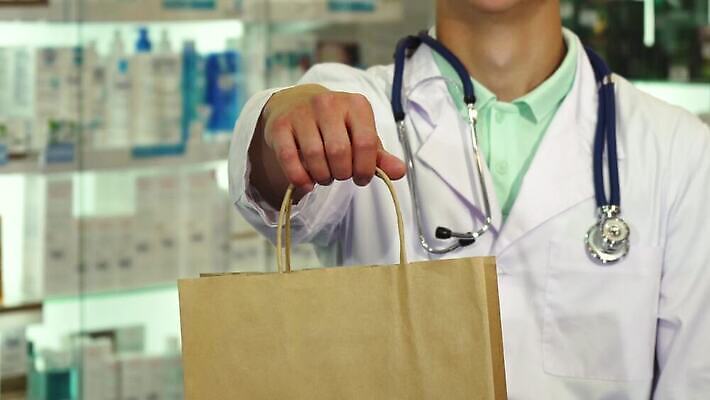 직업 1 남자 행복 성공 건강 한명 미소 사람 성인 약 상점 의사 잡기 업무 닫기 치아 상품 약국 직원 주기 상담 패키지 조제 마약 소셜 약사 인원 화학약품 4K MOV 해외동영상 클립영상 감정 컨셉 의학 모션 표정 의료진 작업 소화기관 화학 만들기 동영상 물질 파일형식