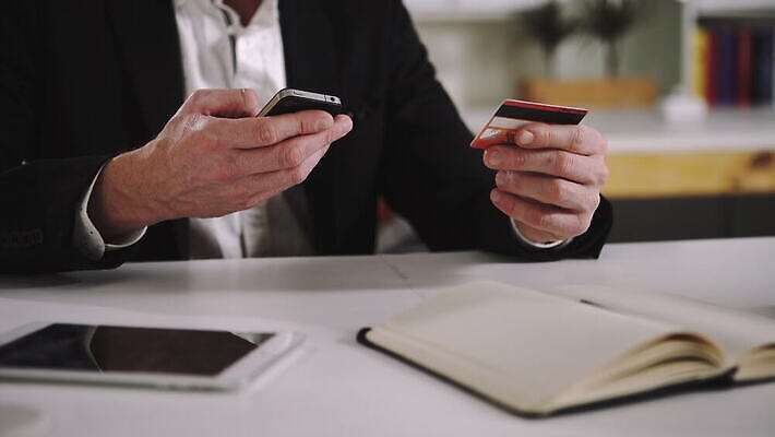 남자 돈 인터넷 비즈니스 손가락 모바일 관리 한명 성인 금융 스마트폰 핸드폰 태블릿 터치패드 숫자 알약 상점 디지털 터치 타이핑 비즈니스맨 신용카드 구매 고객 스마트 결제 보여주기 온라인 패드 계좌 인출 체크아웃 터치스크린 4K MOV 해외동영상 클립영상 문자 1 손 컨셉 모션 사람 경제 전자제품 스마트기기 쇼핑 약 직장인 재산 동영상 파일형식