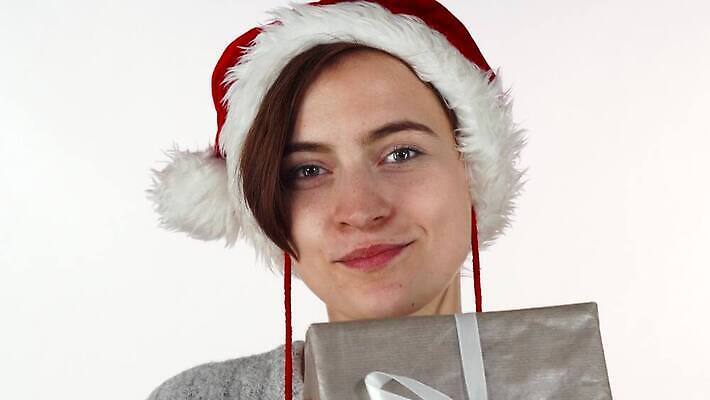 모자 전통 라이프스타일 웰빙 계절 여자 행복 감정 리본 크리스마스 겨울 장난 휴가 새로움 새해 기념 실내 선물 한명 미소 빨간색 뷰티 산타클로스 파티 유행 축제 희망 놀람 화장품 기쁨 표현 12월 연도 스웨터 긍정 주말 고립 도우미 4K MOV 해외동영상 클립영상 1 잡화 기념일 컬러 컨셉 상의 표정 사람 이벤트 내부 생활 날짜 동영상 파일형식