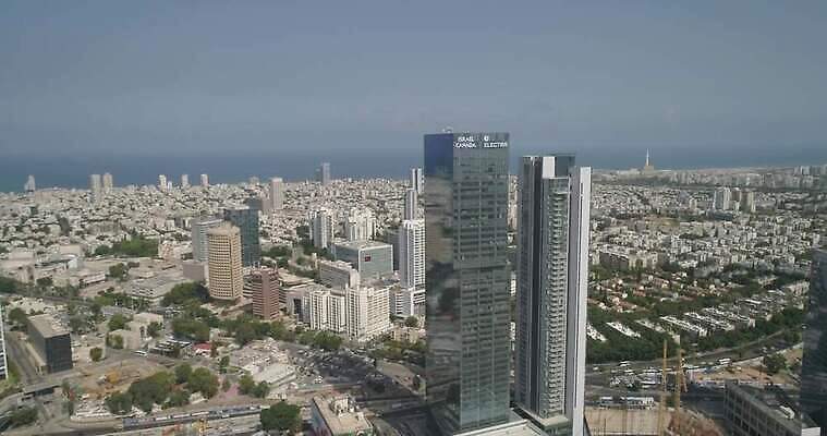 외관 바다 컬러 백그라운드 비즈니스 건축양식 하늘 전등 주택 안테나 파노라마 풍경 사람없음 건물 여름 파란색 도시풍경 사무실 탑 고층빌딩 도시 도심 중앙 지중해 장면 지역 포트 타운 동쪽 스카이라인 랜드마크 이스라엘 수평선 4K MOV 해외동영상 클립영상 건축물 계절 건축 통신 조명 촬영기법 빌딩 방향 동영상 서아시아 파일형식