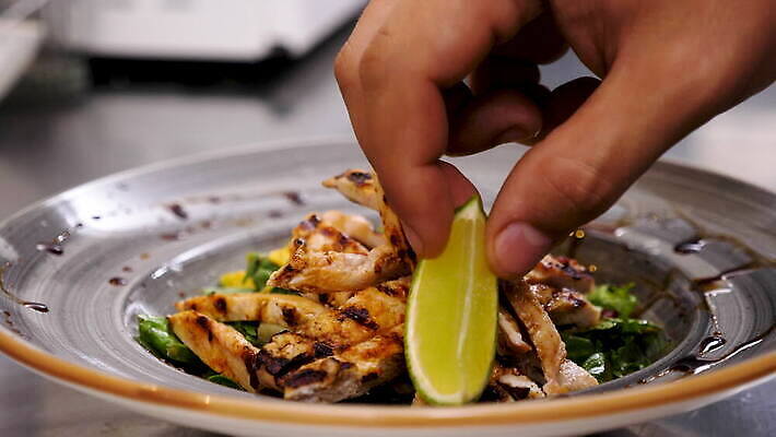 접시 남자 음식 조각 다이어트 채소 건강 육류 요리 빨간색 주방 식당 식사 저녁식사 치킨 샐러드 신선 고명 맛 상추 먹기 레몬 메뉴 유기농 날것 아보카도 점심식사 4K MOV 해외동영상 클립영상 식기 웰빙 컬러 컨셉 과일 식재료 모션 사람 상점 동영상 닭고기요리 파일형식