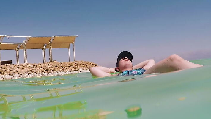 라이프스타일 여자 행복 물결 파도 바다 여행 신체 자연 휴가 휴식 수영장 건강 한명 풍경 성인 야외 치료 물 여름 파란색 여행객 맑음 수중 수영 휴양지 소금 내추럴 거짓말 요르단 이스라엘 짠맛 MOV 해외동영상 슬로모션 클립영상 자연요소 1 계절 감정 컬러 컨셉 중동 의학 날씨 촬영기법 사람 생활 장소 수상스포츠 맛 생태계 동영상 서아시아 파일형식