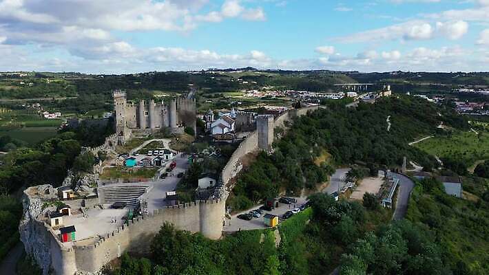 유럽 문화 벽 여행 건축양식 모션 지붕 바닥 주택 안테나 파노라마 사람없음 야외 건물 여름 도시풍경 마을 탑 맑음 도시 성 센터 중세 역사 재산 포르투갈 타일 그림 항공촬영 넘어짐 드론 옛날 4K MOV 해외동영상 클립영상 건축물 계절 건축 나라 뷰포인트 통신 날씨 촬영기법 풍경 금융 동영상 파일형식