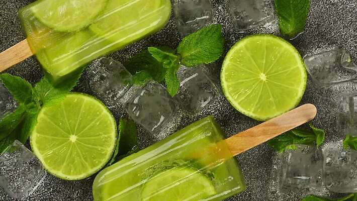 계절 음식 조각 잎 과일 모션 탁자 표면 디저트 사람없음 초록색 냉동 얼음 주스 신선 먹기 민트 회전 각도 라임 내추럴 4K MP4 해외동영상 클립영상 자연요소 식물 음료 컬러 가구 허브 동영상 파일형식