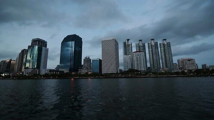 구름 공원 아시아 호수 여행 비즈니스 건축양식 태국 하늘 아침 아파트 풍경 사람없음 야외 건물 물 도시풍경 사무실 반사 일출 고층빌딩 일몰 새벽 연못 도시 도심 큼 방콕 지역 타운 스카이라인 일반 수도권 MP4 해외동영상 클립영상 주간 자연요소 건축물 공공시설 건축 나라 주택 빌딩 노을 크기 동영상 파일형식