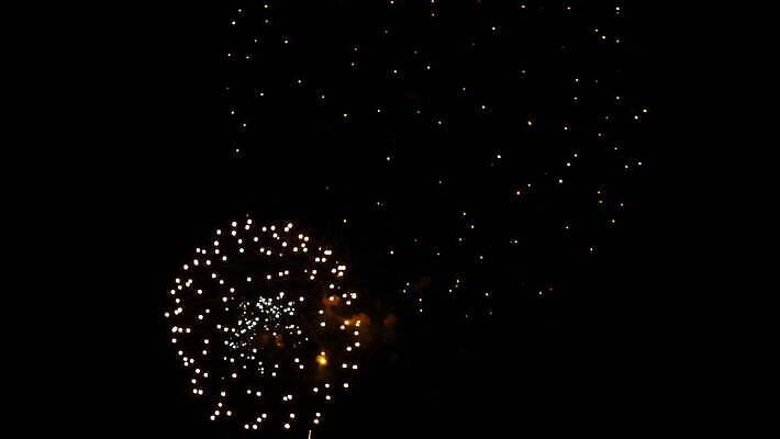 기념일 여행 백그라운드 하늘 불 휴가 불꽃 기념 폭죽 불꽃놀이 이벤트 사람없음 빨간색 빛 강 컬러풀 파티 축제 기쁨 축하 도시 오픈 야간 저녁 폭발 쇼 시끄러움 경례 스카이라인 광 크리스마스이브 4K MOV 해외동영상 클립영상 자연요소 감정 컬러 컨셉 크리스마스 놀이 인사 동영상 파일형식