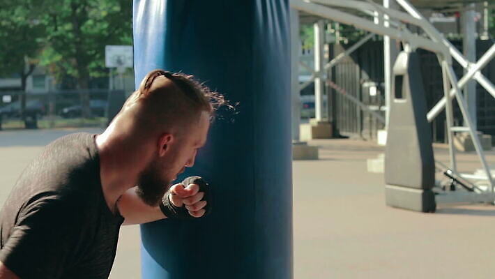 백인 남자 스포츠 이동 가방 건강 한명 소년 성인 야외 상자 운동 힘 주먹 권투 에너지 펀치 방어 보호 공격 연습 체육관 싸움 붕대 충격 때리기 운동가 힘찬 자극 MOV 해외동영상 슬로모션 클립영상 서양인 1 잡화 어린이 컨셉 모션 촬영기법 어류 사람 격투기 동영상 파일형식