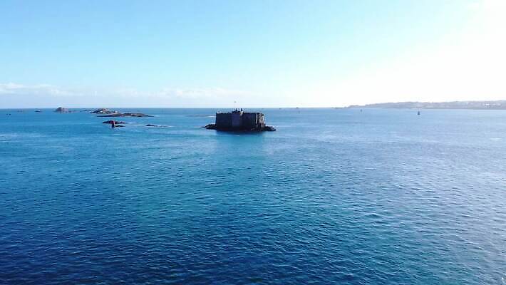 유럽 섬 건축양식 등대 안테나 풍경 사람없음 건물 펜 프랑스 만 성 네비게이션 프랑스어 랜드마크 4K MP4 해외동영상 클립영상 문자 건축물 건축 나라 통신 필기구 동영상 파일형식