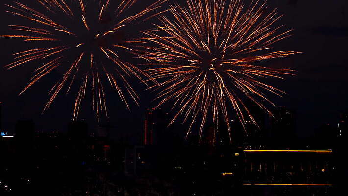 기념일 여행 백그라운드 하늘 불 휴가 불꽃 기념 폭죽 불꽃놀이 이벤트 사람없음 빨간색 물 빛 강 컬러풀 파티 축제 기쁨 축하 도시 야간 저녁 쇼 경례 스카이라인 광 크리스마스이브 4K MOV 해외동영상 클립영상 자연요소 감정 컬러 컨셉 크리스마스 놀이 인사 동영상 파일형식