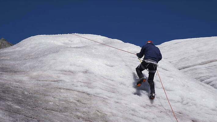 밧줄 스포츠 하늘 산 한명 경사 파란색 맑음 얼음 등산 헬멧 고정 오르막 산악가 눈내림 4K MOV 해외동영상 슬로모션 클립영상 자연요소 1 줄 컬러 날씨 눈_날씨 촬영기법 사람 트래킹 보호장비 동영상 파일형식