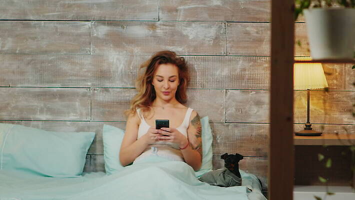 동물 1 라이프스타일 여자 행복 인터넷 관계 베개 모바일 휴식 주택 함께함 실내 사랑 미소 사람 성인 세명 스마트폰 핸드폰 반려동물 쌓기 우정 침실 침대 타이핑 잠 업무 개 야간 저녁 작음 스마트 주인 거짓말 취침시간 4K MOV 해외동영상 클립영상 자연요소 감정 가구 컨셉 포유류 침구 모션 표정 내부 건물 생활 친구 전자제품 스마트기기 작업 크기 동영상 파일형식