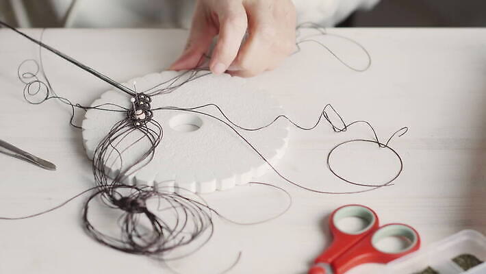 직업 디자인 여자 무기 컬러 비즈니스 목걸이 장신구 팔찌 직장 기술 창조 선물 미술 사람 취미 사람없음 귀걸이 공구 업무 화려 우아함 수리 제조 디자이너 보석 구슬 매듭 만들기 예술가 수공예 DIY 방법 엮은 오리지널 핸드메이드 장식술 4K MOV 해외동영상 클립영상 컨셉 회사 모션 문화예술 장식 도구 작업 광석 공예 동영상 파일형식