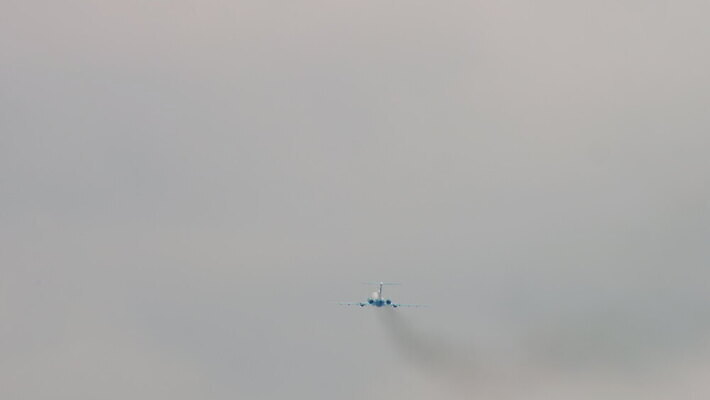 여행 날개 비즈니스 교통시설 아침 전등 비행기 사람없음 흰색 공항 직원 항공 속도 상업 활주로 제트기 승객 이륙 엔진 대패 인원 카자흐스탄 4K 알마티 MOV 해외동영상 클립영상 주간 아시아 길 컬러 교통 항공교통 조명 대중교통 시설 동영상 파일형식