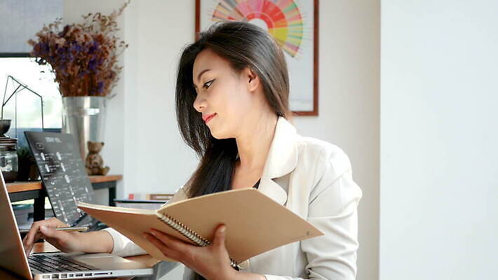 직업 라이프스타일 여자 아시아 종이 커피 인터넷 비즈니스 통신 아침 열쇠 휴식 노동자 한명 미소 사람 동양인 성인 책 30대 노트북 컴퓨터 사무실 상점 공책 자료 카페 도시 업무 직장인 비즈니스우먼 종업원 읽기 책상 경영자 바쁨 카페테리아 책임자 프리랜서 스타일 크로마키 4K MOV 해외동영상 클립영상 주간 1 나라 음료 가구 컨셉 모션 문구용품 표정 인종 생활 장년 전자제품 작업 리더 동영상 파일형식