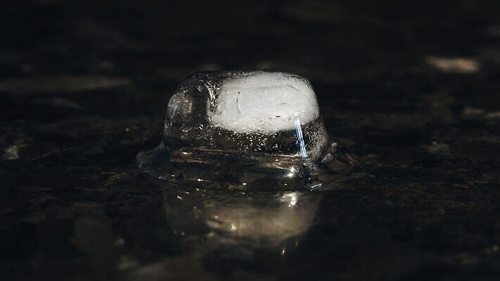 디자인 음료 컨셉 패턴 자연 표면 추상 실내 사람없음 물 냉동 얼음 검은색 거품 젖음 추위 신선 투명 액체 시원함 큐브 속도 질감 냉동고 4K 타임랩스 MOV 해외동영상 클립영상 자연요소 컬러 무늬 촬영기법 내부 생태계 동영상 파일형식