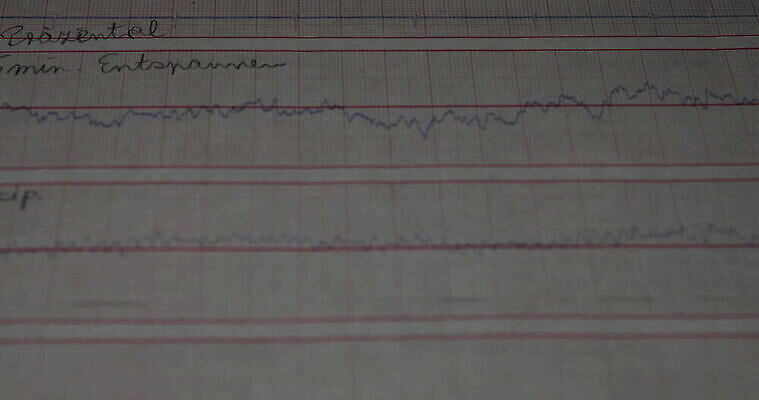 직업 과학 사람없음 약 의사 기록 종업원 분석 보고서 예방 서류판 적외선 화학자 4K MOV 해외동영상 클립영상 컨셉 의학 사무용품 의료진 과학자 동영상 파일형식