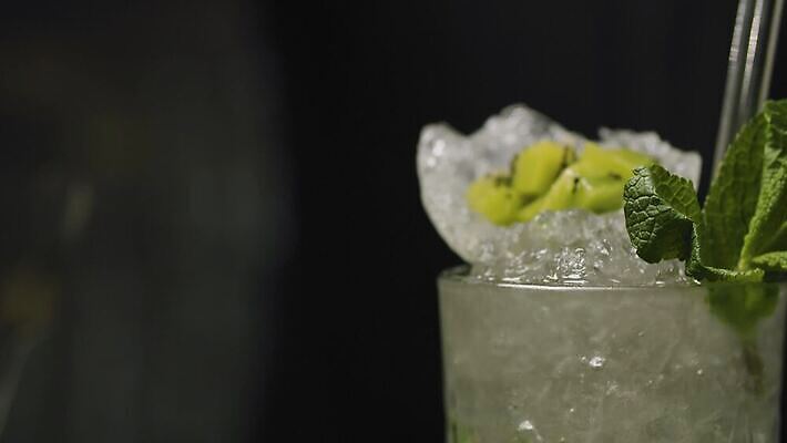 라이프스타일 음료 모션 유리 휴가 휴식 기념 주류 실내 관리 사람없음 장식 물 파티 얼음 축제 활발 추위 축하 알코올 신선 칵테일 바 클래식 닫기 가루 설탕 뿌리기 민트 만들기 라임 바텐더 밀짚 모히토 소다 토닉 유흥 4K MP4 해외동영상 클립영상 자연요소 컨셉 과일 재질 이벤트 내부 생활 짚 허브 동영상 파일형식