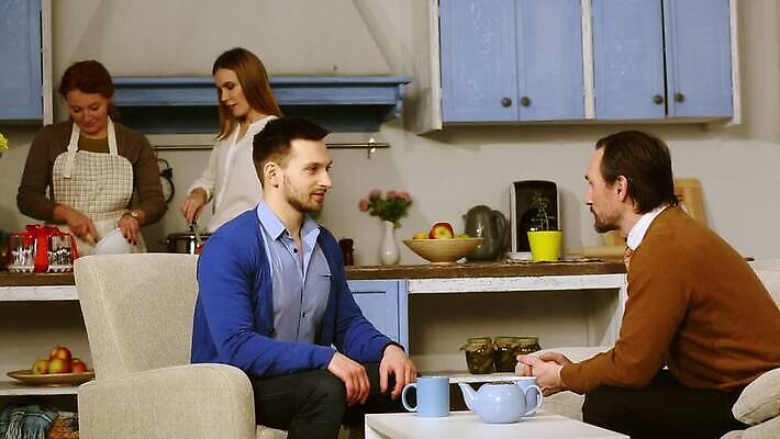 라이프스타일 커플 얼굴 가족 관계 엄마 아파트 주택 함께함 실내 따뜻함 대화 요리 미소 앉기 여러명 성인 내부 주방 모임 만남 아빠 방문 약혼 세대 옛날 MP4 해외동영상 클립영상 다수 결혼 컨셉 모션 표정 말하기 사람 건물 생활 신체부위 약속 동영상 파일형식