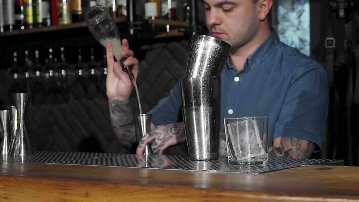 직업 라이프스타일 남자 산업 음료 과일 비즈니스 유리 탁자 주방용품 노동자 주류 한명 장식 파티 식당 얼음 알코올 업무 칵테일 바 우아함 떨어짐 웨이터 계산대 필름 서비스 클럽 준비 복고 상업 바텐더 조작 철강 필터 유흥 셰이커 4K MOV 해외동영상 클립영상 자연요소 1 가구 생활용품 컨셉 재질 사람 이벤트 생활 상점 작업 동영상 파일형식