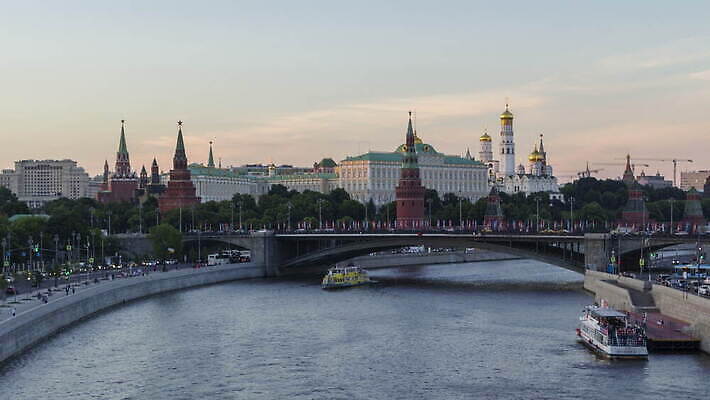 구름 분홍색 여행 오렌지 건축양식 자동차 하늘 전등 거리 사람없음 여름 강 도시풍경 컬러풀 햇빛 노란색 탑 맑음 황혼 일몰 새벽 도시 센터 야간 저녁 강가 러시아 빛망울 랜드마크 모스크바 크렘린궁전 4K 타임랩스 MOV 해외동영상 클립영상 자연요소 건축물 계절 건축 유럽 육상교통 컬러 과일 날씨 조명 촬영기법 풍경 빛 태양 노을 궁전 동영상 크렘린 파일형식
