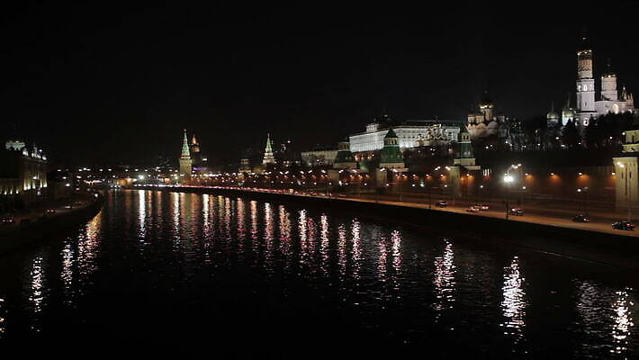 전통 문화 도로 선 벽 여행 건축양식 자동차 조명 거리 파노라마 사람없음 건물 물 강 반사 교회 도시 역사 야간 저녁 속도 정사각형 러시아 네온 장노출 랜드마크 러시아인 모스크바 방법 수도권 크렘린궁전 타임랩스 MOV 해외동영상 클립영상 자연요소 도형 서양인 건축물 건축 유럽 길 육상교통 종교건축 교통시설 촬영기법 궁전 지역 동영상 크렘린 파일형식