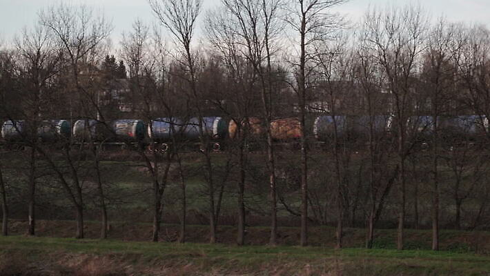 나무 산업 비즈니스 교통시설 자동차 통 사람없음 기찻길 기차 에너지 화물 액체 휘발유 석유 숲 컨테이너 탱크 연료 가스 무거움 물류 디젤 선로 유조선 철강 MOV 해외동영상 클립영상 식물 육상교통 교통 대중교통 운송업 무게 시설 동영상 파일형식