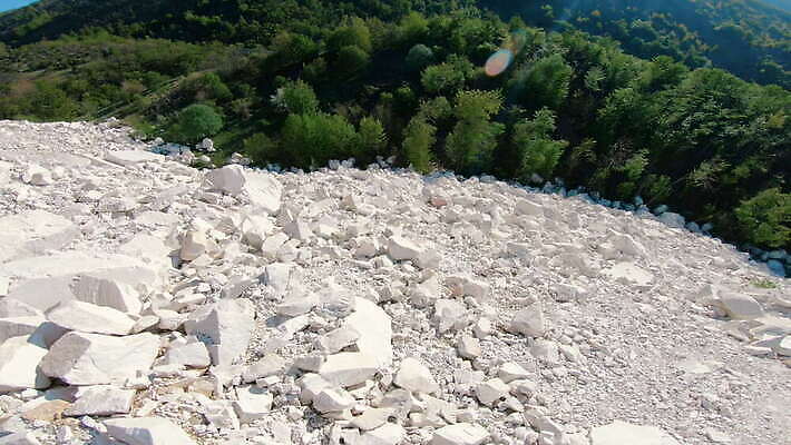 나무 산업 벽 백그라운드 벤치 안테나 사람없음 건물 환경 재활용 시골 소나무 동굴 숲 자르기 부식 생태계 대리석 시멘트 낭비 개발 재앙 채석 처리 칼슘 콘크리트 4K MOV 해외동영상 클립영상 식물 건축물 컨셉 의자 재료 통신 모션 친환경 동영상 파일형식