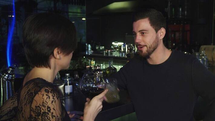 라이프스타일 커플 여자 기념일 남자 행복 감정 음료 통신 관계 휴가 휴식 기념 주류 미소 두명 섹시 파티 식당 와인 카페 낭만 축하 표현 알코올 바 뜨거움 날짜 저녁 유혹 주말 유대감 4K MOV 해외동영상 클립영상 컨셉 표정 사람 이벤트 생활 상점 야간 동영상 파일형식