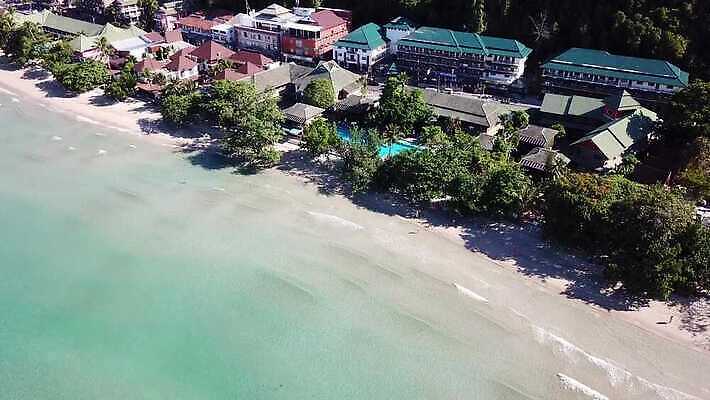 나무 모래 파도 바다 섬 여행 백그라운드 태국 자연 하늘 호텔 휴가 휴식 안테나 사람 사람없음 초록색 물 파란색 모래사장 야자수 태양 맑음 수영 자유 광선 투명 황금 언덕 하와이 폴리네시아 드론 터키석 파라다이스 그리너리 4K MP4 해외동영상 클립영상 자연요소 식물 아시아 컬러 컨셉 통신 숙소 날씨 미국 수상스포츠 오세아니아 보석 생태계 동영상 파일형식 트랜드컬러