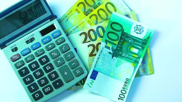 손 지폐 돈 비즈니스 성공 사람없음 금융 경제 전자제품 사무실 숫자 쪽지 힘 유로 절약 계산 재산 닫기 계산대 투자 상업 결제 가치 계산서 계좌 세금 수도권 수입 자동 경제학 4K MP4 해외동영상 클립영상 문자 교육 컨셉 모션 신체부위 지역 동영상 파일형식