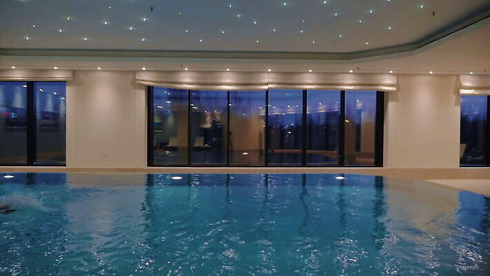 백인 1 라이프스타일 남자 스포츠 아침 수영장 실내 건강 성인 물 운동 수영 흰색 떨어짐 저녁 당구 기어가기 타격 프리스타일 국경 MOV 해외동영상 슬로모션 클립영상 주간 자연요소 서양인 컬러 컨셉 모션 촬영기법 사람 내부 생활 구기 수상스포츠 야간 동영상 파일형식