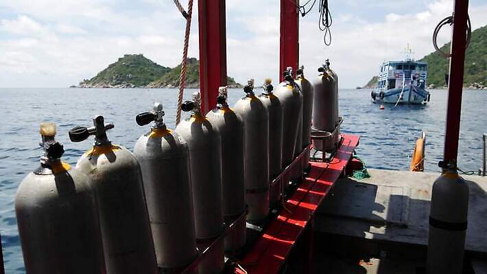 주간 바다 섬 여행 백그라운드 태국 휴가 항해 취미 사람없음 물 파란색 세트 금속 맑음 수중 장비 탐험 수상스포츠 보트 휴양지 다이빙 함선 탱크 가스 수납 기어 산소 깊이 실린더 압력 압축 줄서기 4K MP4 해외동영상 클립영상 자연요소 아시아 스포츠 컬러 배_교통 모션 재질 날씨 수영 장소 원소 동영상 수중스포츠 파일형식
