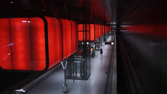 디자인 유럽 선 여행 백그라운드 이동 건축양식 교통시설 유리 미래 독일 사람없음 내부 건물 파란색 빛 사무실 계단 금속 기차 도시 시간 터널 전철 역 아래 속도 에스컬레이터 튜브 지하 일반 빛망울 대칭 함부르크 비어있는 4K MOV 해외동영상 클립영상 건축물 건축 나라 길 육상교통 컬러 교통 컨셉 비즈니스 재질 대중교통 방향 시설 위치 동영상 파일형식