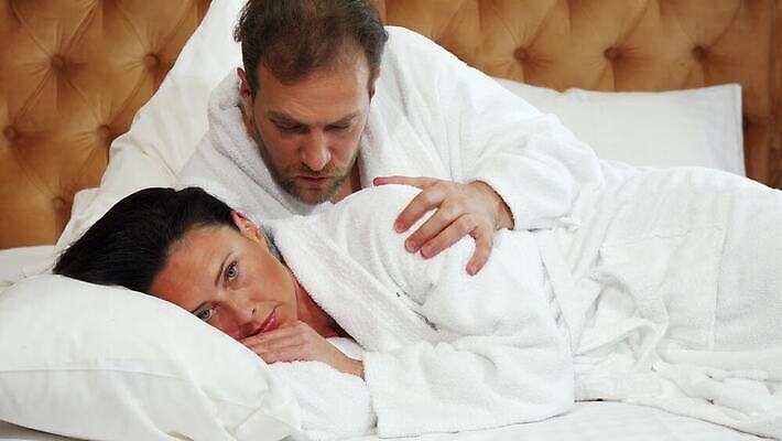 라이프스타일 커플 감정 결혼 가족 관계 호텔 결혼식 남편 휴식 스트레스 주택 함께함 피곤 사랑 두명 침실 슬픔 분노 짜증 침대 표현 아내 목욕가운 싸움 주말 문제 해결 부정적 위기 이혼 4K MOV 해외동영상 클립영상 가구 컨셉 모션 숙소 사람 이벤트 건물 생활 가운 동영상 파일형식