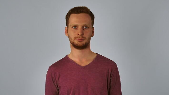 백인 캐릭터 1 남자 감정 손가락 관리 한명 사람 20대 성인 앞모습 빨간색 30대 분노 짜증 표현 중앙 심볼 사인 빨간머리 나쁜 표현성 밀레니얼 4K MOV 해외동영상 클립영상 서양인 헤어스타일 손 뷰포인트 컬러 청년 장년 경제 동영상 파일형식