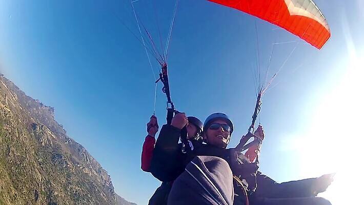 스포츠 여행 포즈 날개 하늘 매달리기 사람 취미 야외 여름 파란색 점프 자유 비행 체험 위험 스카이다이빙 낙하산 글라이더 무료 MOV 해외동영상 클립영상 계절 컬러 컨셉 모션 익스트림스포츠 동영상 파일형식