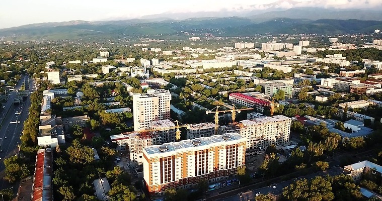 구름 아시아 여행 백그라운드 오렌지 건축양식 자연 하늘 날씨 산 거리 안테나 파노라마 풍경 사람없음 야외 건물 초록색 물 여름 파란색 빛 도시풍경 햇빛 태양 일출 탑 텔레비전 어둠 일몰 안개 도시 타운 스카이라인 내추럴 드론 랜드마크 스모그 카자흐스탄 수평선 4K 알마티 MP4 해외동영상 클립영상 자연요소 건축물 계절 건축 나라 컬러 과일 통신 촬영기법 전자제품 노을 생태계 동영상 파일형식