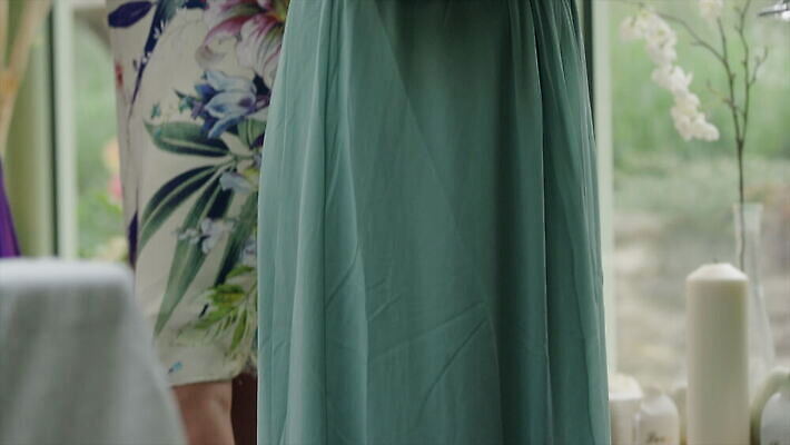 드레스 남자 통신 영국 함께함 실내 대화 미소 정장 소년 여러명 축하 우아함 패닝샷 4K 틸트업 MOV 해외동영상 클립영상 옷 유럽 어린이 다수 컨셉 촬영기법 표정 말하기 사람 내부 동영상 파일형식