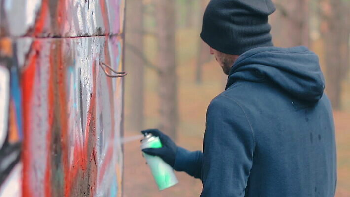 남자 벽 거리 한명 사람 청년 야외 페인트 손상 자유 도시 범죄 그래피티 그림 스프레이 화가 분무기 에어로졸 항의 MOV 해외동영상 클립영상 직업 1 컨셉 성인 낙서 동영상 파일형식