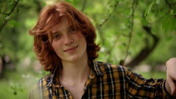 백인 모델 1 학생 라이프스타일 응시 옷 공원 남자 유럽 포즈 셔츠 바람 한명 사람 소년 성인 야외 유행 도시 시원함 생강 빨간머리 몽상가 스타일 힙스터 MP4 해외동영상 슬로모션 클립영상 자연요소 서양인 헤어스타일 시선 공공시설 패션 나라 어린이 상의 채소 날씨 촬영기법 생활 동영상 파일형식