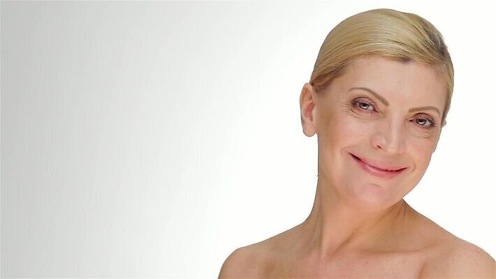 모델 응시 여자 얼굴 중년 백그라운드 실내 건강 한명 미소 금발 뷰티 섹시 유행 화장품 흰색 신선 화려 속눈썹 피부 순수 입술 피부관리 부드러움 내추럴 고립 돌봄 스타일 MP4 해외동영상 클립영상 1 헤어스타일 시선 컬러 컨셉 모션 표정 사람 성인 내부 신체부위 감각 눈썹 동영상 파일형식