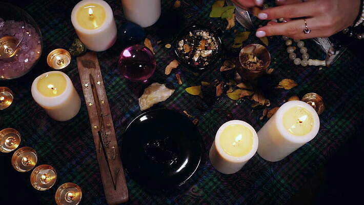 손 여자 컨셉 잎 팔찌 미래 건조 관리 사람없음 검은색 마법사 바위 운명 신용카드 의식 재산 예측 신비 마녀 문학 점성술 마법 성분 물약 부적 원고 초능력 화상 4K MOV 해외동영상 클립영상 식물 컬러 장신구 사람 신체부위 금융 약 돌_바위 상처 동영상 파일형식