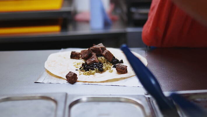 전통 접시 음식 채소 재료 탁자 영국 잉글랜드 치즈 육류 옥수수 요리 사람없음 파란색 주방 식당 식사 저녁식사 덮개 시골 맛 그릴 상추 밀 굽기 먹기 속도 준비 런던 롤 점심식사 핸드메이드 맛있는 4K MOV 해외동영상 클립영상 식기 유럽 컬러 가구 컨셉 식재료 모션 주방용품 유제품 곡류 상점 뚜껑 구이 동영상 파일형식