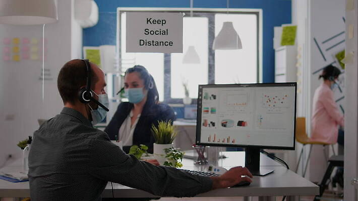 백인 직업 라이프스타일 얼굴 비즈니스 노동자 직장 건강 대화 가면 마스크 안전 사람 노트북 컴퓨터 사무실 헤드폰 업무 작업 비즈니스맨 비즈니스우먼 바이러스 보호 동료 마이크 예방 감염 방패 전염병 코로나바이러스 사회적거리두기 뉴노멀 4K MOV 해외동영상 클립영상 서양인 여자 남자 캠페인 음향기기 컨셉 회사 관계 말하기 생활 신체부위 경제 전자제품 직장인 질병 동영상 파일형식