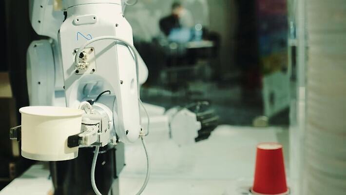 손 커피 음료 과학 미래 서울 사람 사람없음 컴퓨터 디지털 카페 작업 닫기 로봇 바리스타 카푸치노 공학 혁명 지능 4K MOV 해외동영상 클립영상 직업 교육 컨셉 모션 한국 신체부위 전자제품 상점 동영상 파일형식