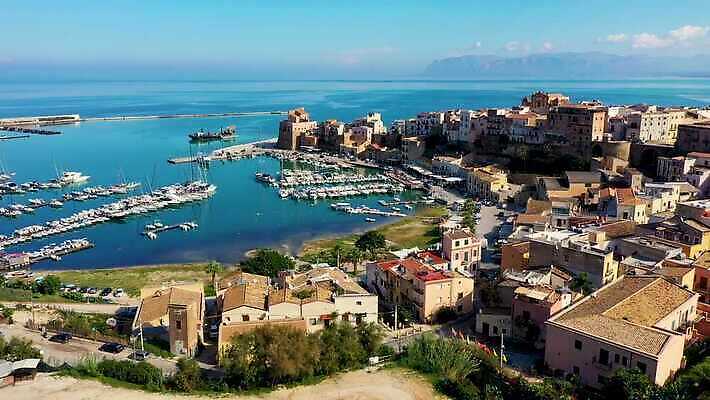 유럽 바다 여행 요트 건축양식 자연 하늘 휴가 파노라마 풍경 사람없음 야외 물 여름 도시풍경 마을 항구 이탈리아 도시 만 보트 역사 옥상 지중해 이탈리아문화 포트 타운 드론 옛날 4K MP4 해외동영상 클립영상 자연요소 계절 건축 나라 교통시설 촬영기법 배 생태계 동영상 유럽문화 선박 파일형식