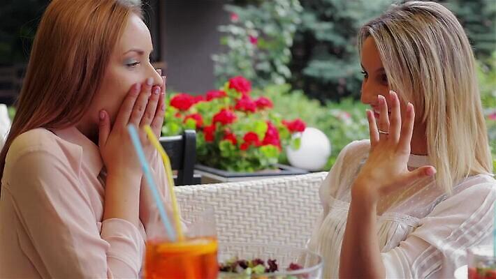 라이프스타일 여자 꽃 행복 감정 커피 음료 결혼 2 데이트 유리 탁자 모바일 함께함 대화 웃음 앉기 두명 컵 친구 스마트폰 우정 카페 듣기 축하 반지 도시 칵테일 스마트 결혼반지 점심식사 시범 MP4 해외동영상 클립영상 식물 식기 가구 컨셉 장신구 관계 모션 재질 주류 표정 말하기 사람 이벤트 생활 핸드폰 스마트기기 상점 식사 동영상 파일형식