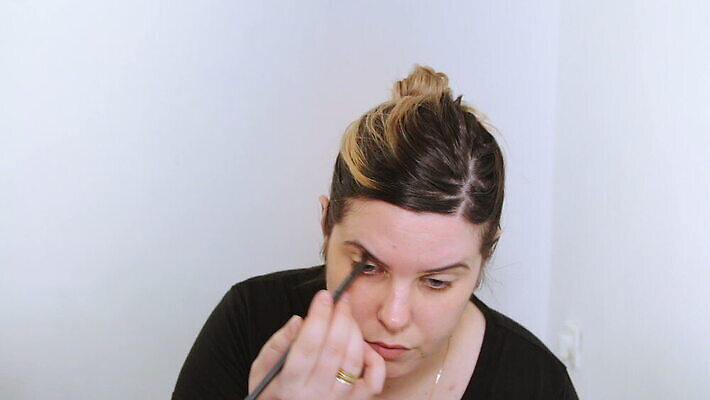 백인 모델 직업 응시 여자 얼굴 백그라운드 한명 사람 성인 뷰티 유행 카메라 화장품 거울 흰색 붓 화려 우아함 가루 눈썹 속눈썹 볼터치 피부 입술 마스카라 윤곽 예술가 아이섀도 내추럴 넣기 방법 아이라이너 연지 스타일 신청 MOV 해외동영상 클립영상 서양인 1 시선 컬러 컨셉 모션 신체부위 전자제품 화장 동영상 파일형식