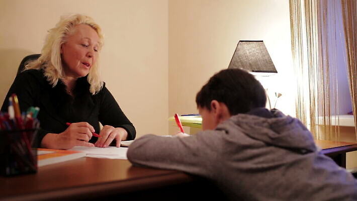 백인 캐릭터 학생 영어 여자 교육 어린이 남학생 중년 학교 탁자 수업 설명 사람 소년 성인 운동 강사 교사 방 터치 램프 플랫 가정교사 리뷰 맞춤법 초보 MOV 해외동영상 클립영상 서양인 직업 문자 남자 가구 모션 조명 건강 한글 동영상 파일형식